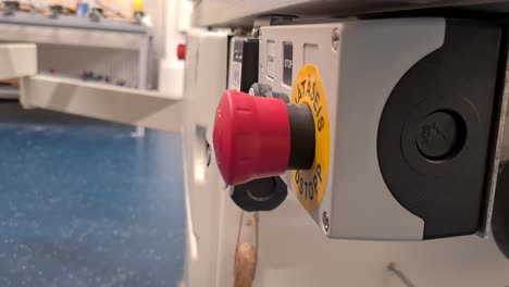 persona presione el botón rojo en el costado del equipo industrial, tiro estático lateral