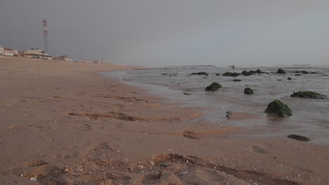 una playa durante la hora del atardecer