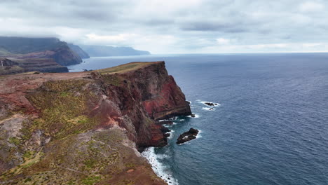 Vista-A-Lo-Largo-De-Los-Acantilados-Costeros-En-El-Punto-De-San-Lorenzo,-Madeira