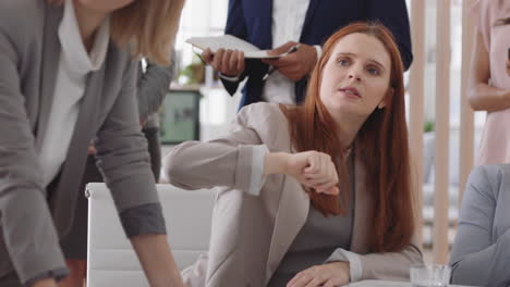 mujer de negocios haciendo preguntas en la reunión de la sala de juntas levantando la mano compartiendo ideas con el equipo corporativo disfrutando del trabajo en equipo profesional