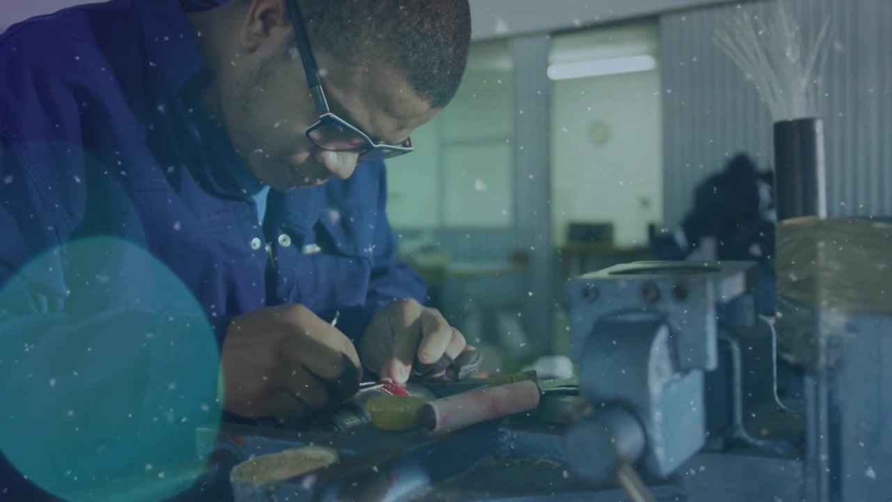 Technicus leunt, pakt snijder, snijdt staaf, verwijdert tape en past oordopje aan in tech lab