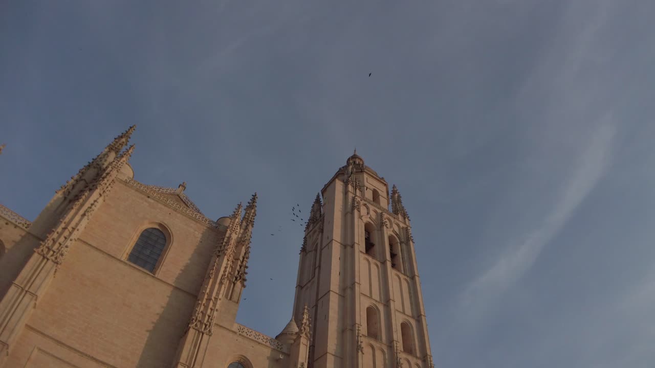 torre della cattedrale di segovia con corvi intorno