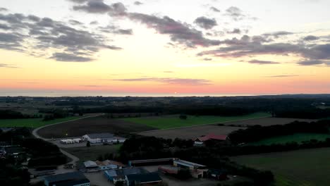 Lufthyperlapse-über-Landschaft-Mit-Feldern