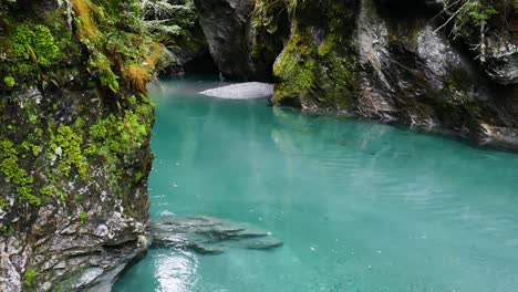 el agua azul del paraíso fluye a través de un impresionante cañón