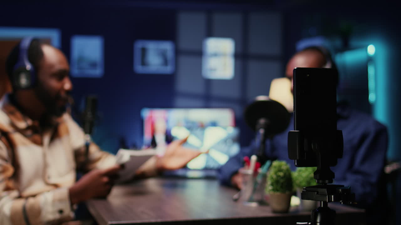 코미디 캐스트를 제작하는 데 사용되는 휴대전화의 근접 촬영