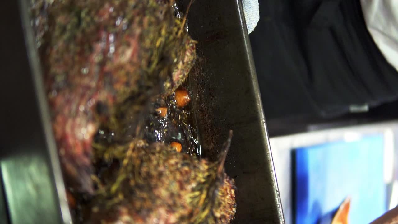 오븐에서 구운 고기와 로즈마리 소스를 곁들인 양념을 한 사람의 스페인 음식 세로 샷