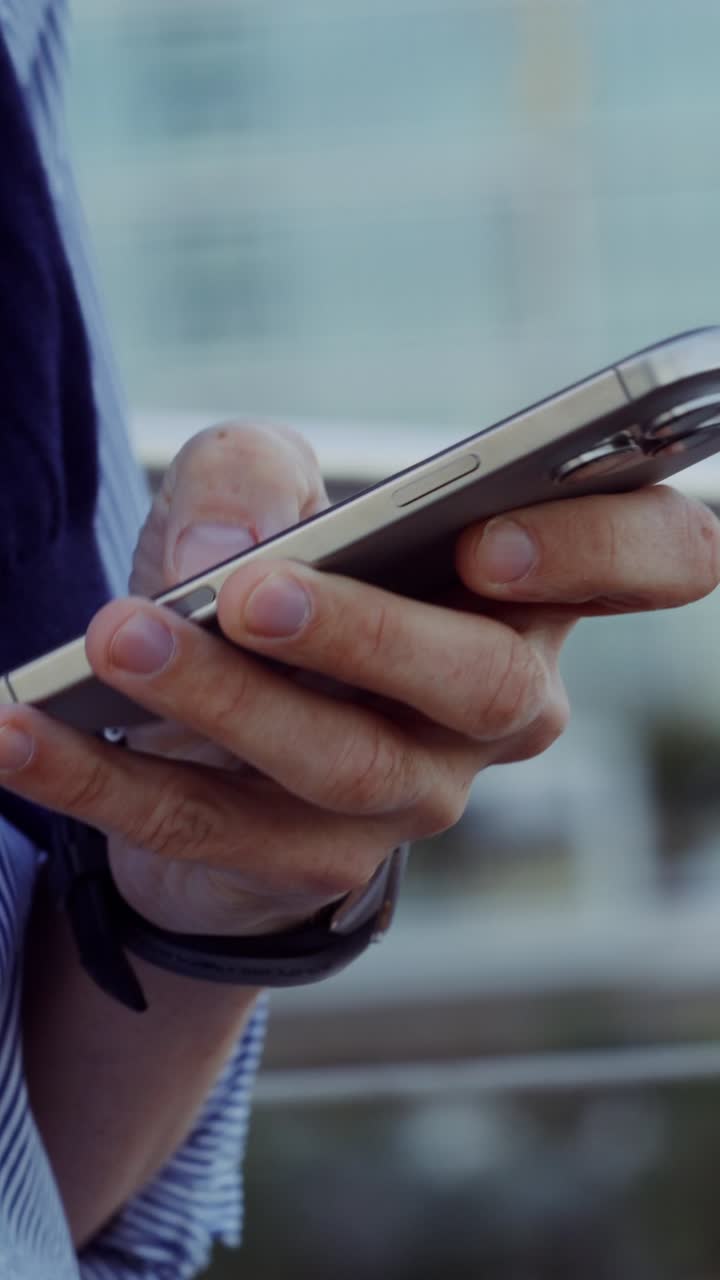 Persona in possesso di uno smartphone