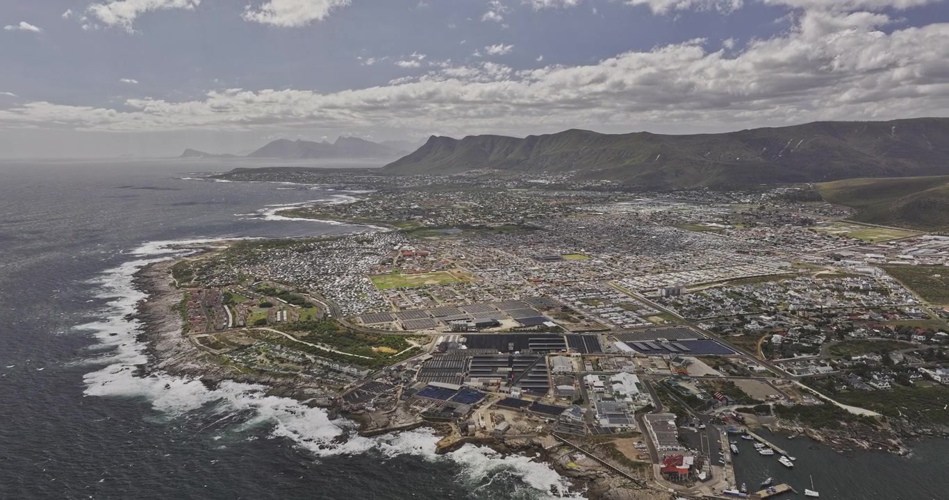 Hermanus Güney Afrika Havadan v13 körfez boyunca limana, Zwelihle kasabasına, Sandbaai'ye ve kıyı dağlarına doğru yüksek uçuş - Mavic 3 Pro Cine ile çekildi - 8 Ocak 2024