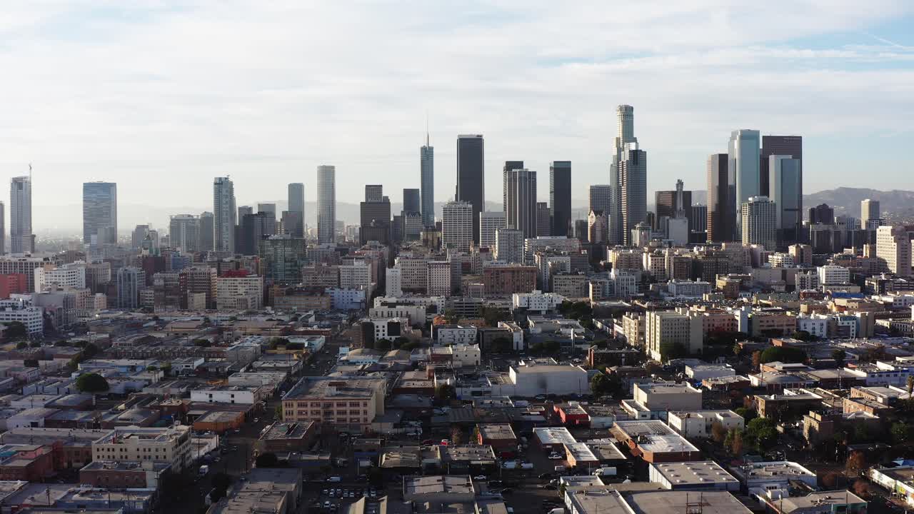 Toma aérea amplia y rápida volando hacia el centro de Los Ángeles en 2020