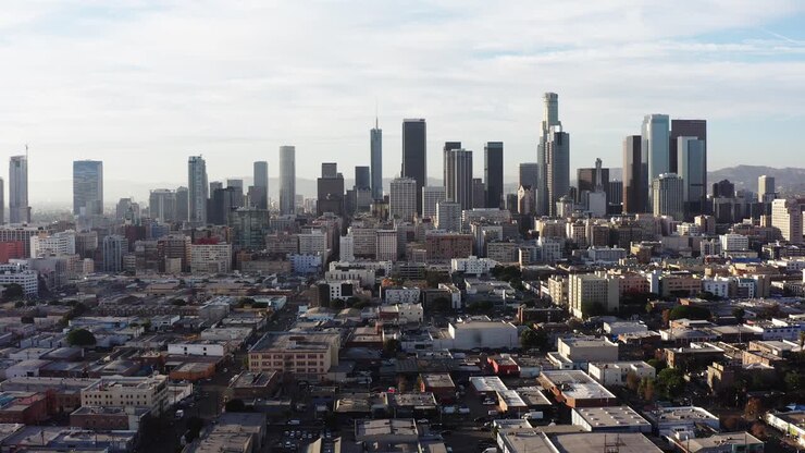 Ripresa aerea ampia e veloce verso il centro di Los Angeles nel 2020