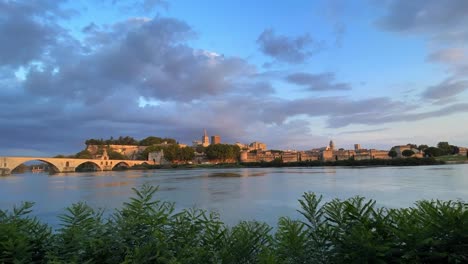 Timelapse-De-Pont-D&#39;avignon-Con-Puente-Y-Horizonte-De-La-Ciudad-Durante-La-Puesta-De-Sol-En-Provence,-Francia