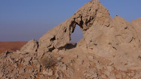 imágenes de drones en 4k, vista aérea de la meseta de rocas fósiles en el desierto de mleiha con ondas de arena, paisaje geológico de la esfinge en las dunas de arena del desierto en los emiratos árabes unidos, videos de drones