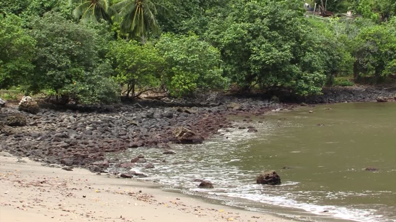 la playa en la bahía del controlador, nuku hiva, islas marquesas, polinesia francesa
