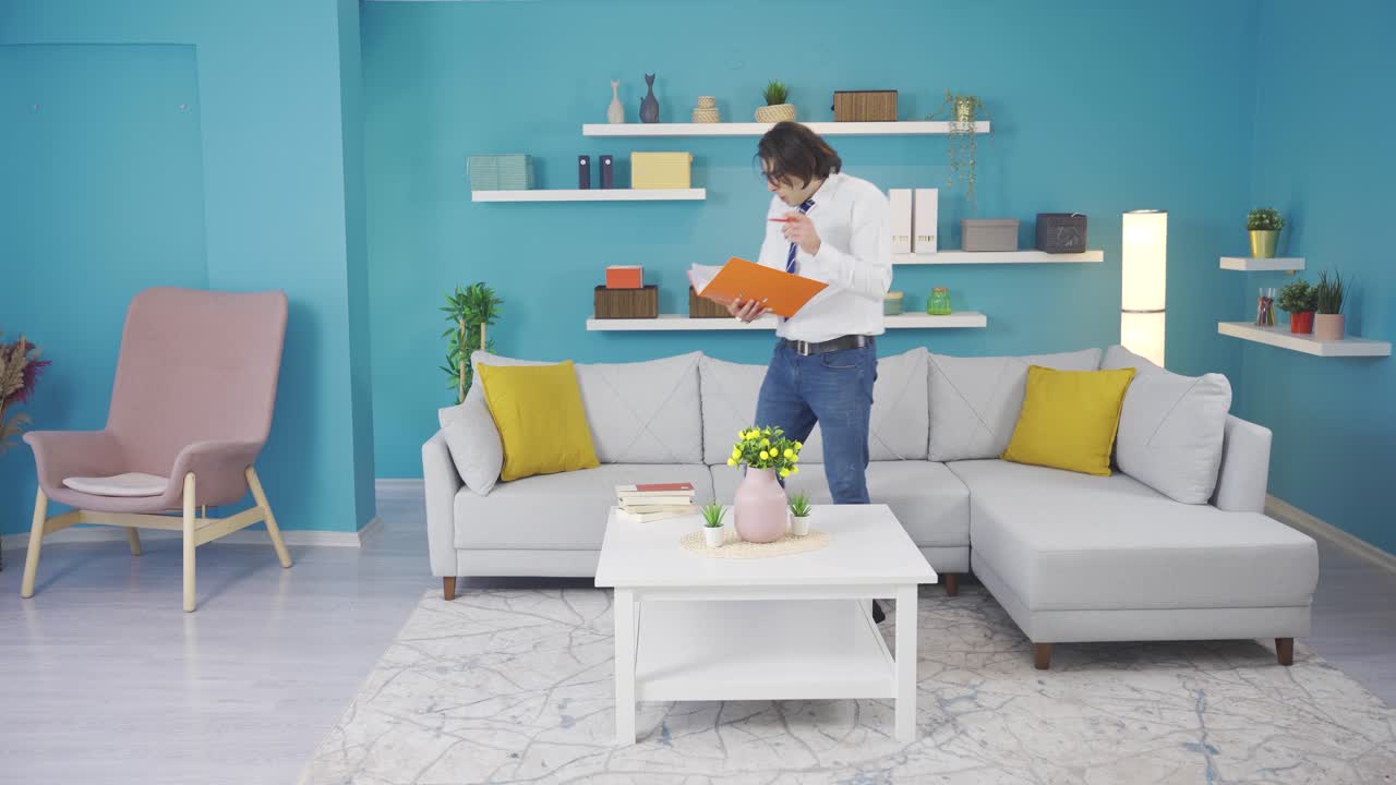 hombre de negocios examinando archivo con baile divertido en casa. divertido y divertido video.