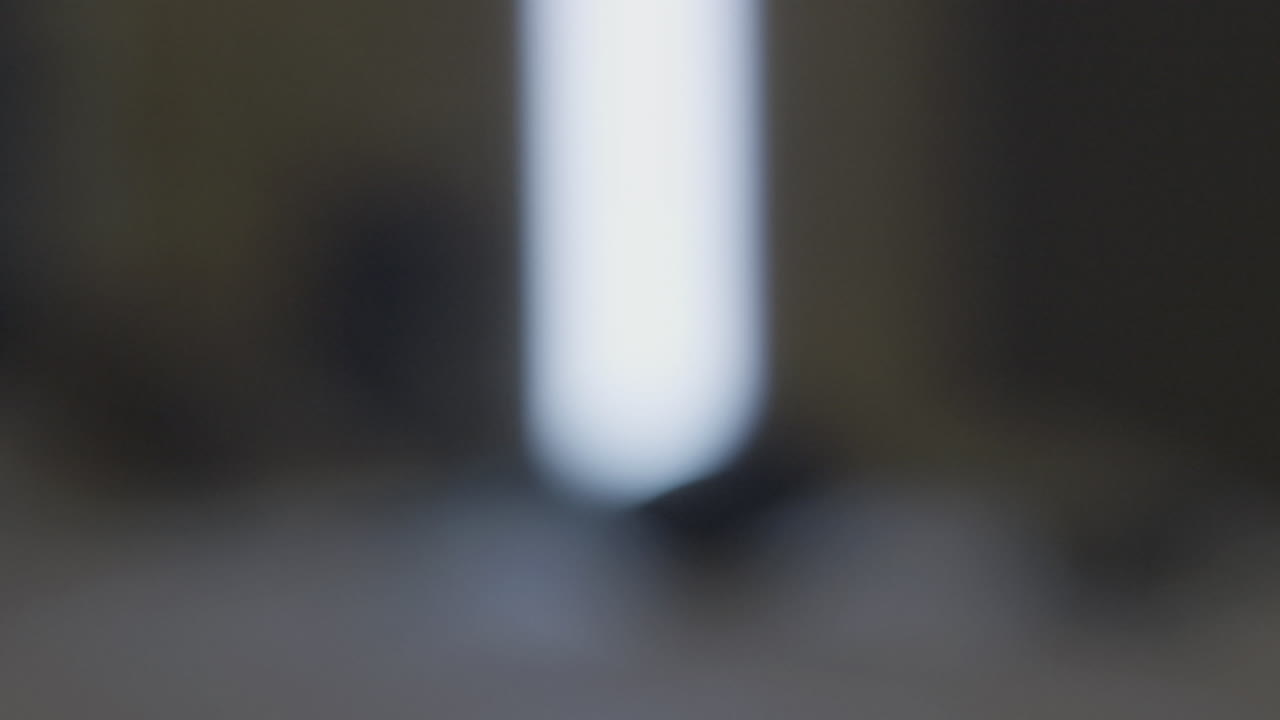 mano poniendo la lente en la cámara dslr y recogiéndola