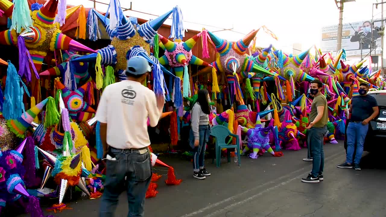멕시코 시티의 시장에서 다채로운 피냐타