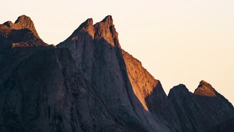 Picos-De-Montañas-Iluminados-Por-La-Luz-Del-Sol-Cerca-De-Las-Islas-Lofoten,-Noruega