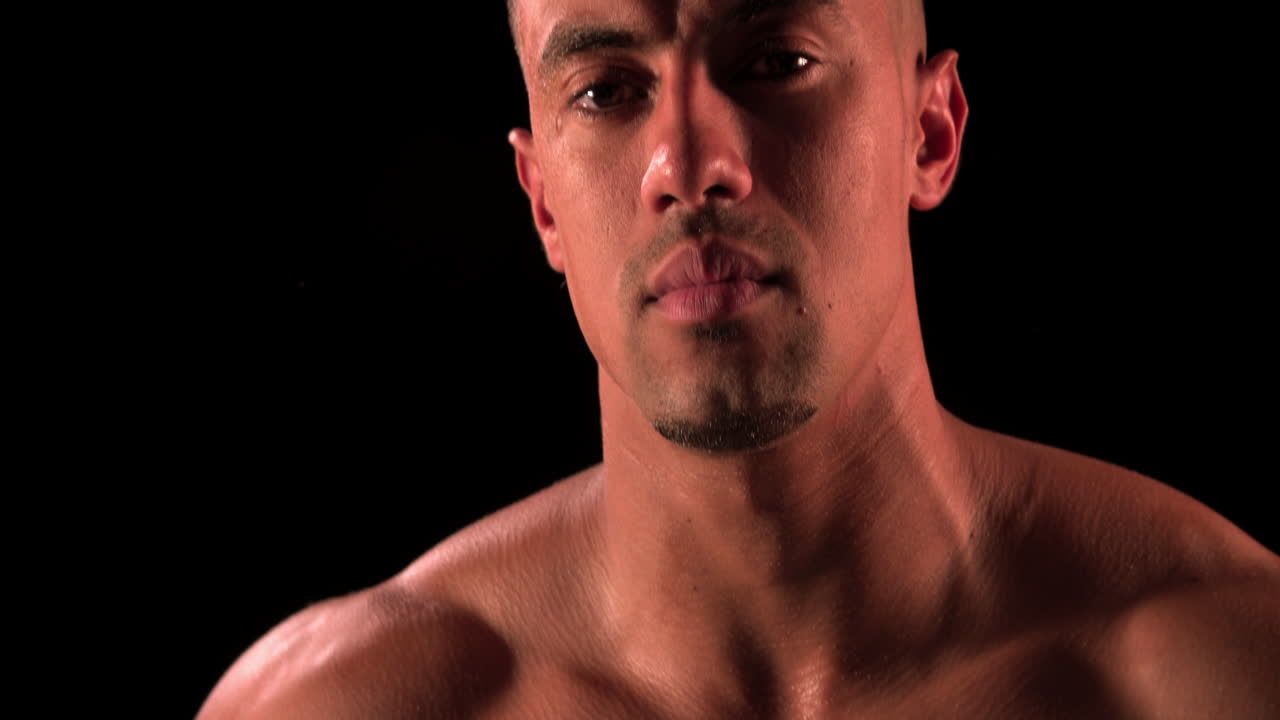 ⁇ 에 손을  ⁇ 고 있는 맨 가 ⁇ 의 남성 보디 빌더, 초상화