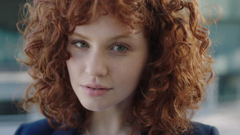 retrato de una joven hermosa mujer de negocios de cabello rojo sonriendo retrato