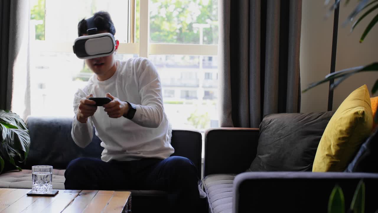 Uomo che gioca ai videogiochi con un visore per la realtà virtuale 4k
