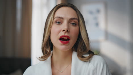 mujer aplicar lápiz labial rojo