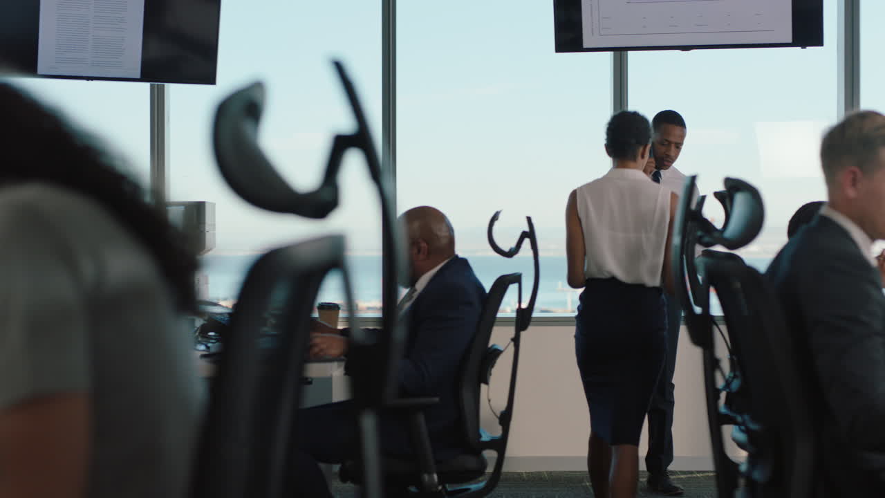 바쁜 사무실 에서 일 하는 사업가 들, 컴퓨터 를 사용하는 기업 판매 팀, 일 하는 직원 들