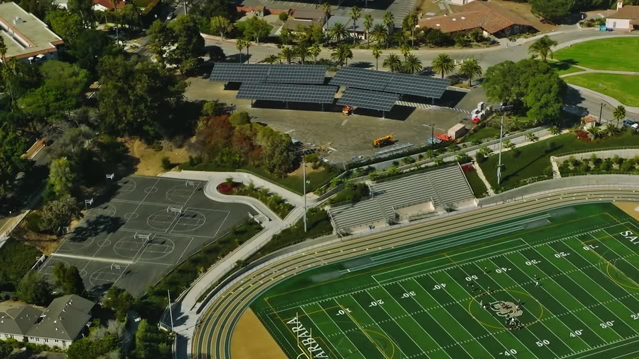 Veduta dello stadio di Santa Barbara e dei pannelli solari in California