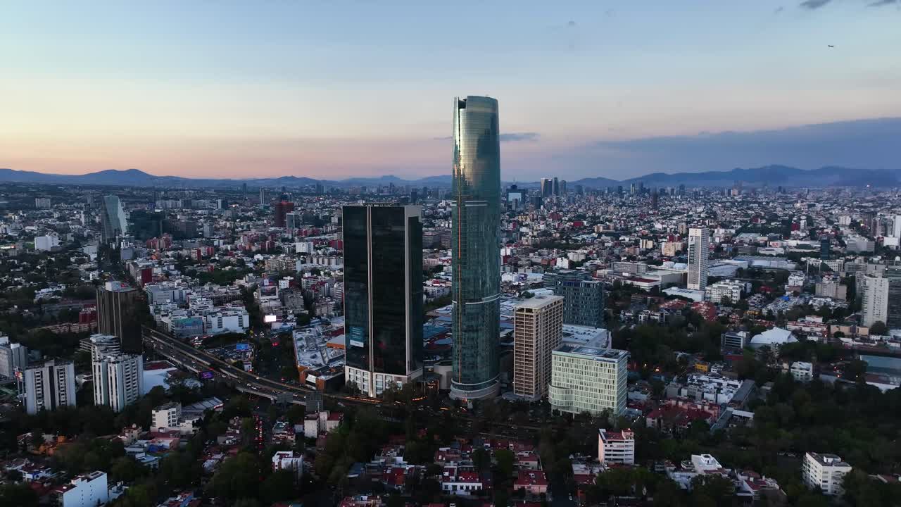 Meksika Şehri'nde Canlı Alacakaranlıkta Torre Mítikah Kulesi Çevresinde Dönen Havadan Görünüm
