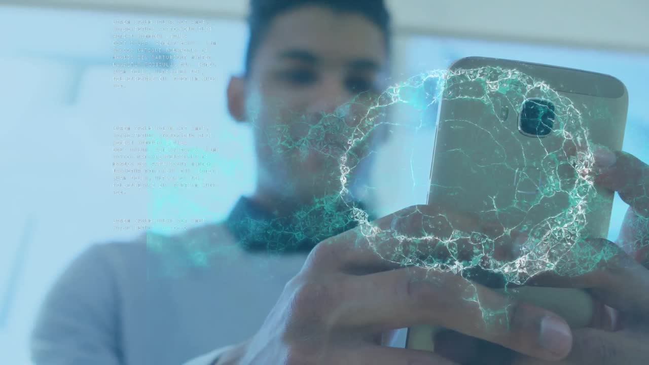 animación del procesamiento de datos y el cerebro humano girando sobre un empresario biracial que usa un teléfono inteligente