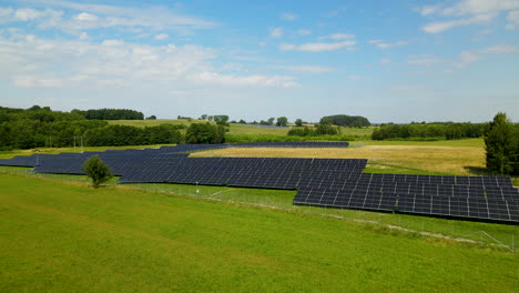 Sonnenkollektoren-Auf-Der-Grünen-Wiese-In-Zielenica,-Polen