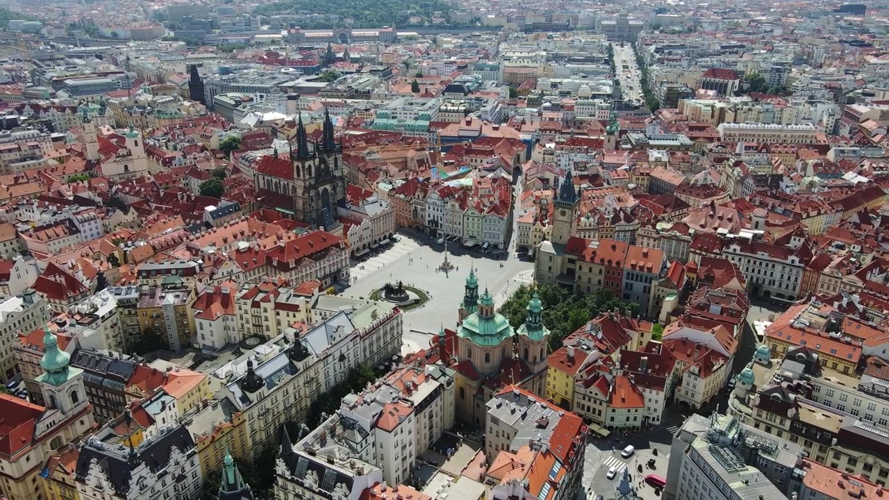 Ampia ripresa con drone della Piazza della Città Vecchia di Praga che mostra tetti rossi e il suo fascino storico.