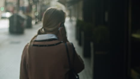 Woman-having-a-phone-talk-on-her-way-in-the-city