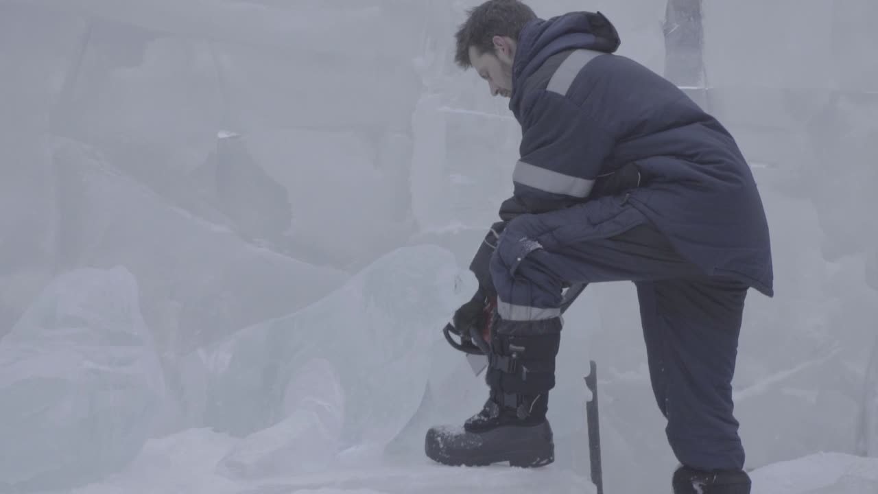 얼음 조각 예술가 의 작업
