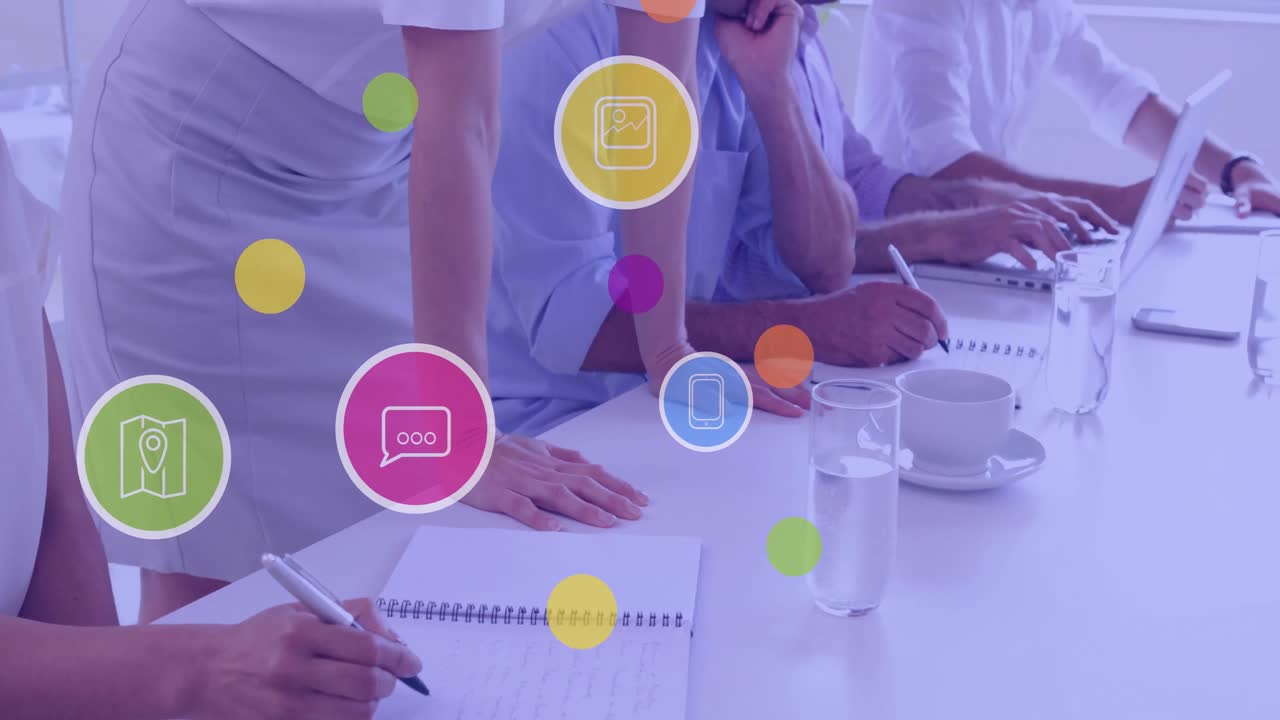 animación de la red de conexiones con iconos digitales sobre personas de negocios