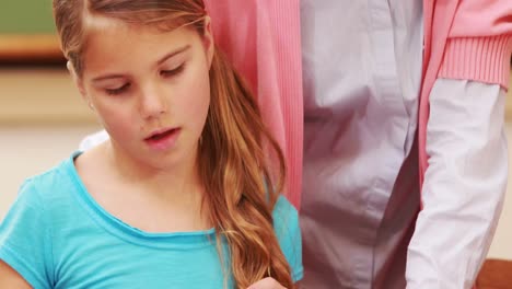 animación de ecuaciones matemáticas sobre una maestra caucásica que enseña a una niña caucásica en la escuela