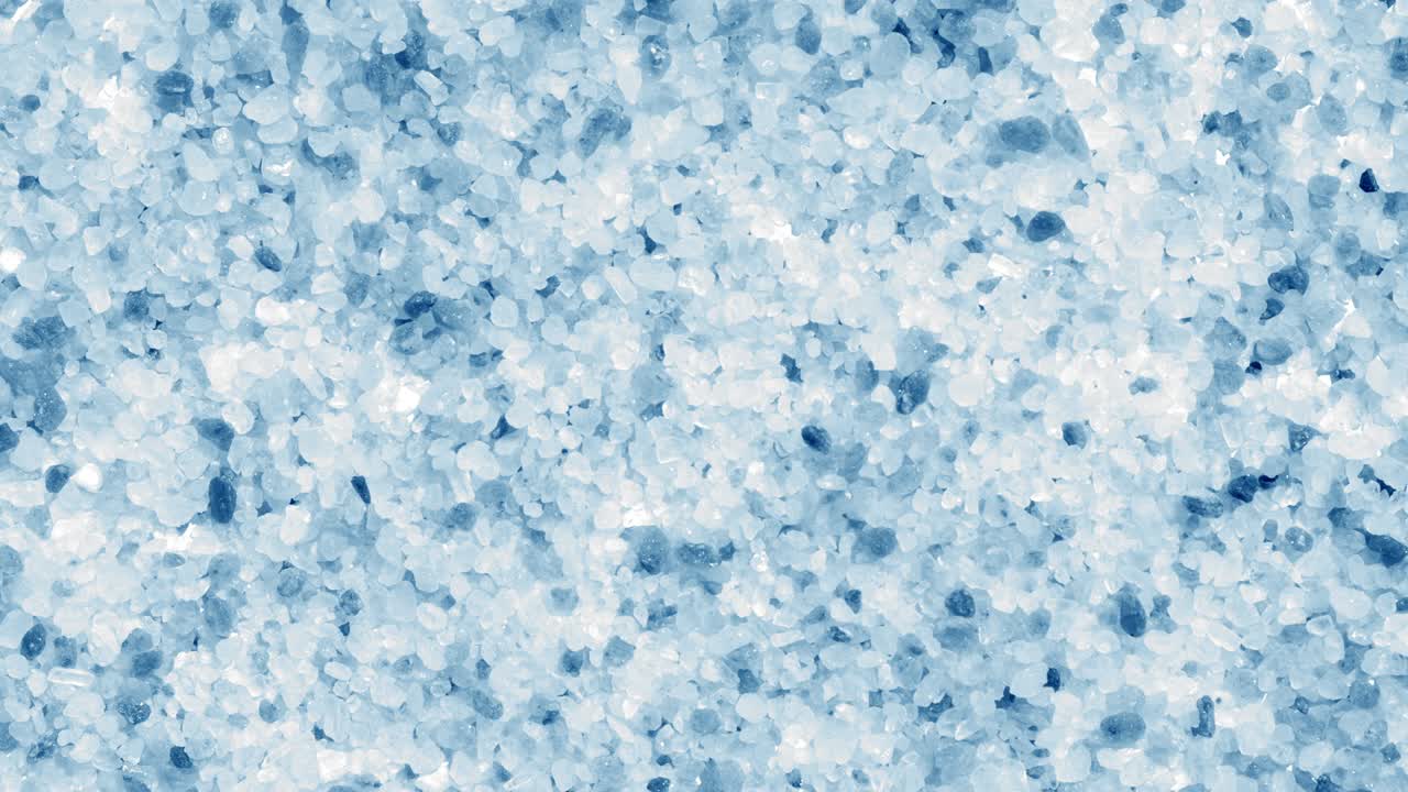 gotas que forman anillos de agua en la superficie sobre los minerales de cristal azul