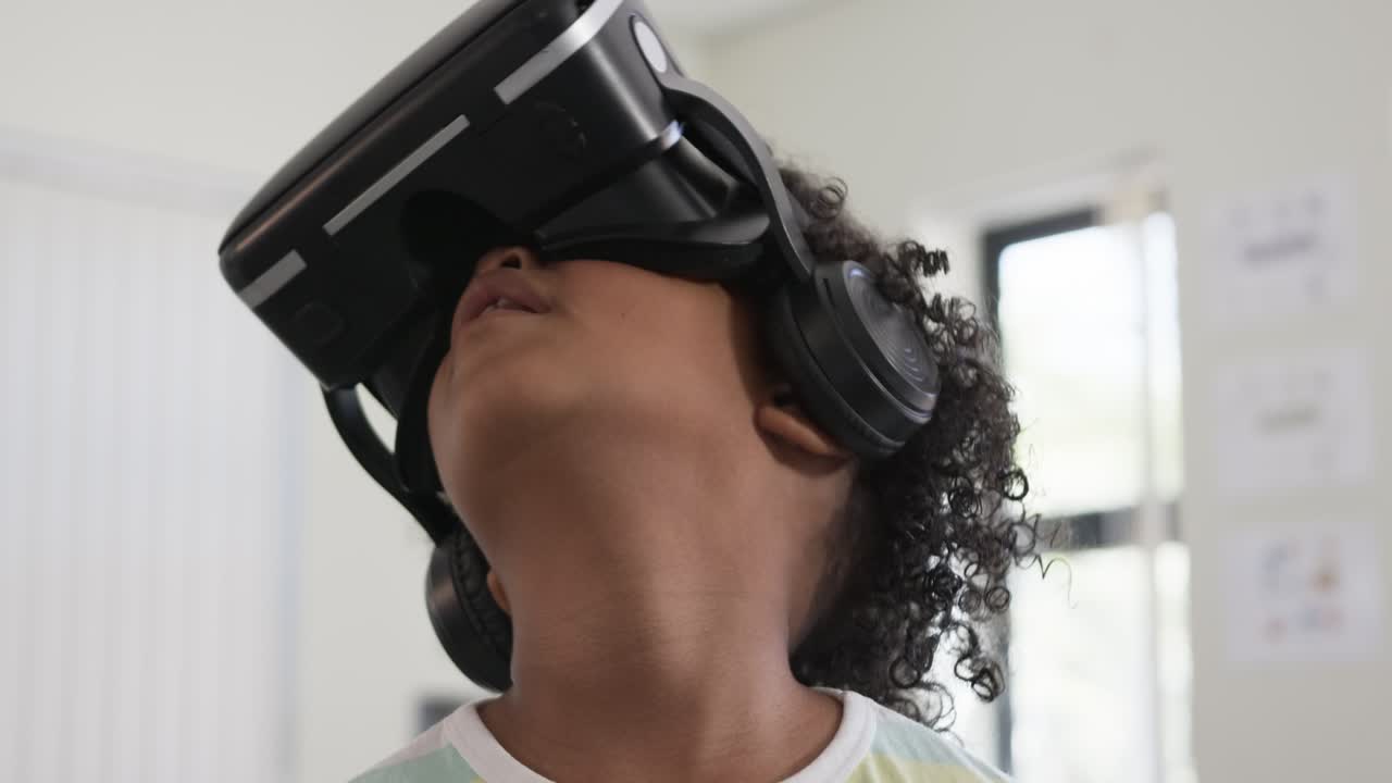 Barn vipper hagen op, drejer hovedet til højre, justerer VR-headsettet og udforsker VR-scenen i rummet