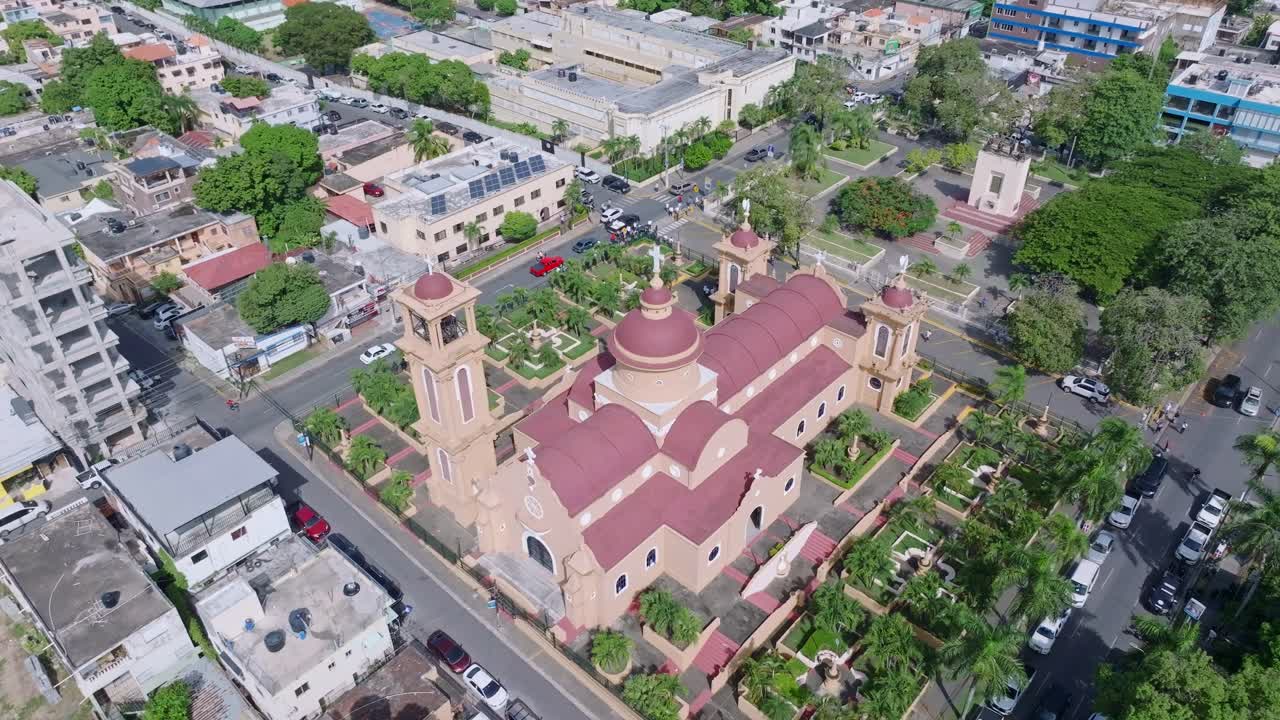 tomada aérea en órbita de la antigua catedral en la ciudad de san cristóbal en la república dominicana en un día de verano