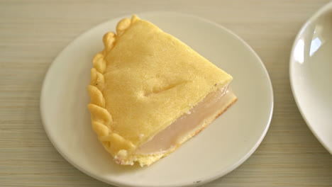 deliciosos pasteles de toddy palm en plato blanco