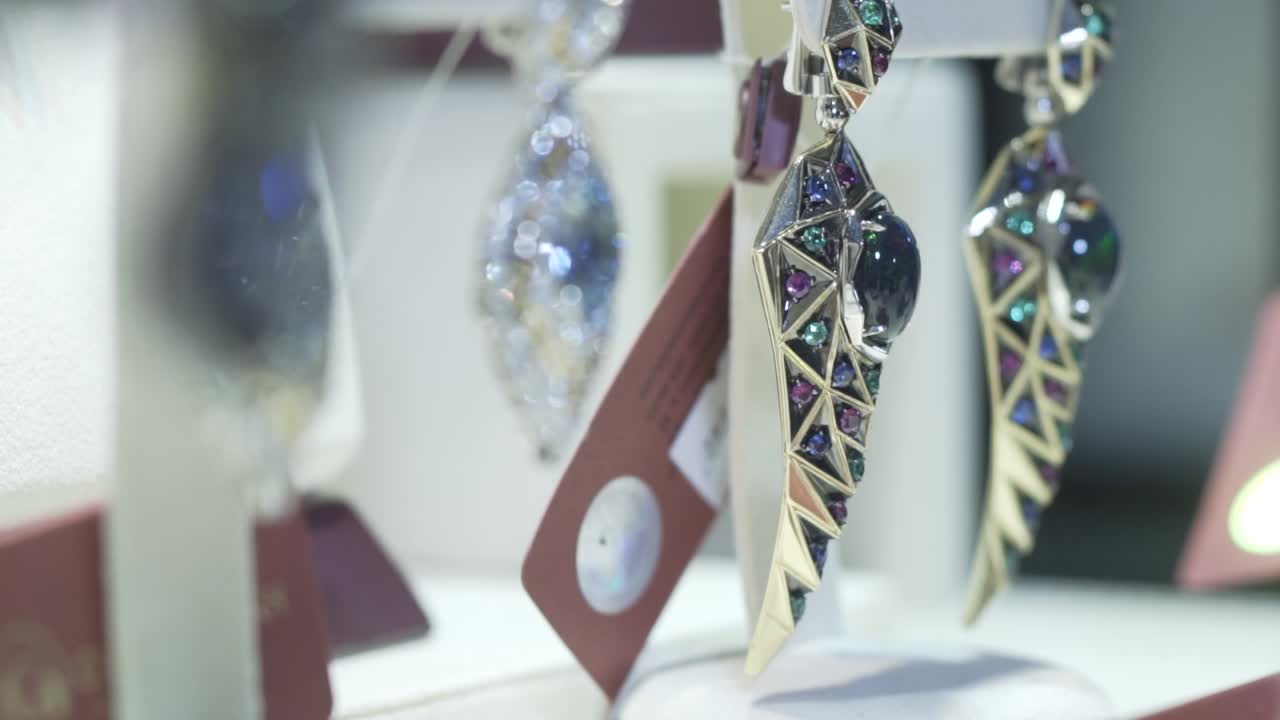 럭셔리 귀걸이 전시