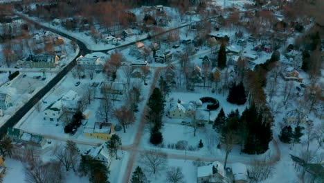 Pintoresco-Vuelo-Aéreo-De-Invierno-Sobre-Un-Pequeño-Barrio-Cubierto-De-Nieve