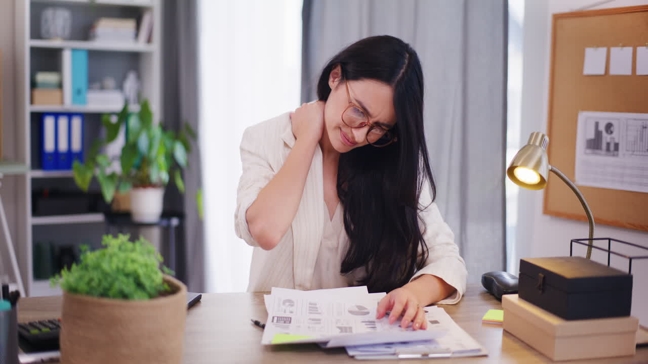 여성은 프로젝트를 하는 동안 통증으로 인해 목을 마사지합니다.