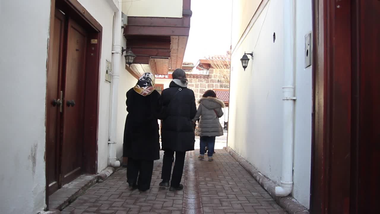 역사적인 하 ⁇  거리를  ⁇ 고 있습니다.