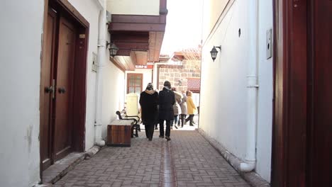 caminando por la histórica calle blanca