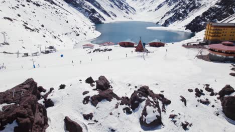 vista aérea de turistas esquiando en la estación de esquí de portillo en chile, sudamérica