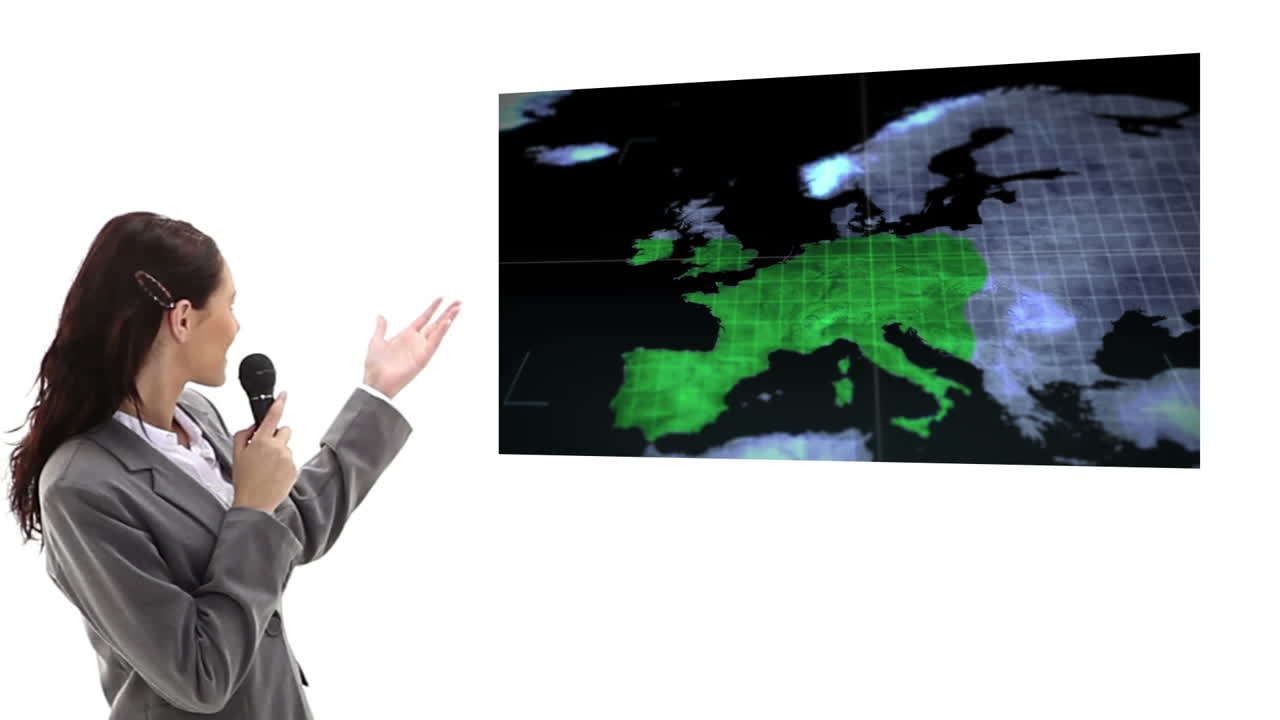 mujer presentando un video sobre negocios globales