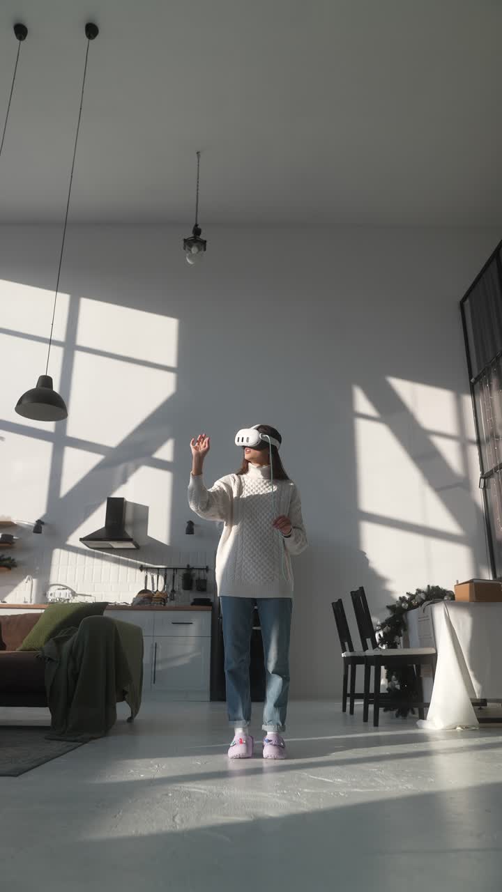 현대 가정에서 가상 현실을 경험하는 여성