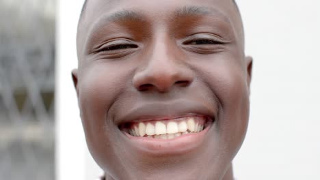 retrato de un feliz hombre afroamericano mirando a la cámara en casa, cámara lenta