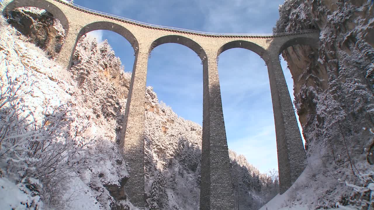 un tren en europa cruza un puente notable y se sumerge directamente en un túnel 2