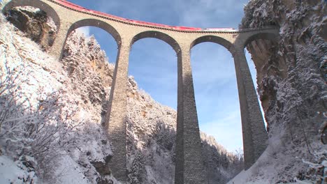 un treno in europa attraversa un ponte straordinario e si tuffa direttamente in un tunnel 2